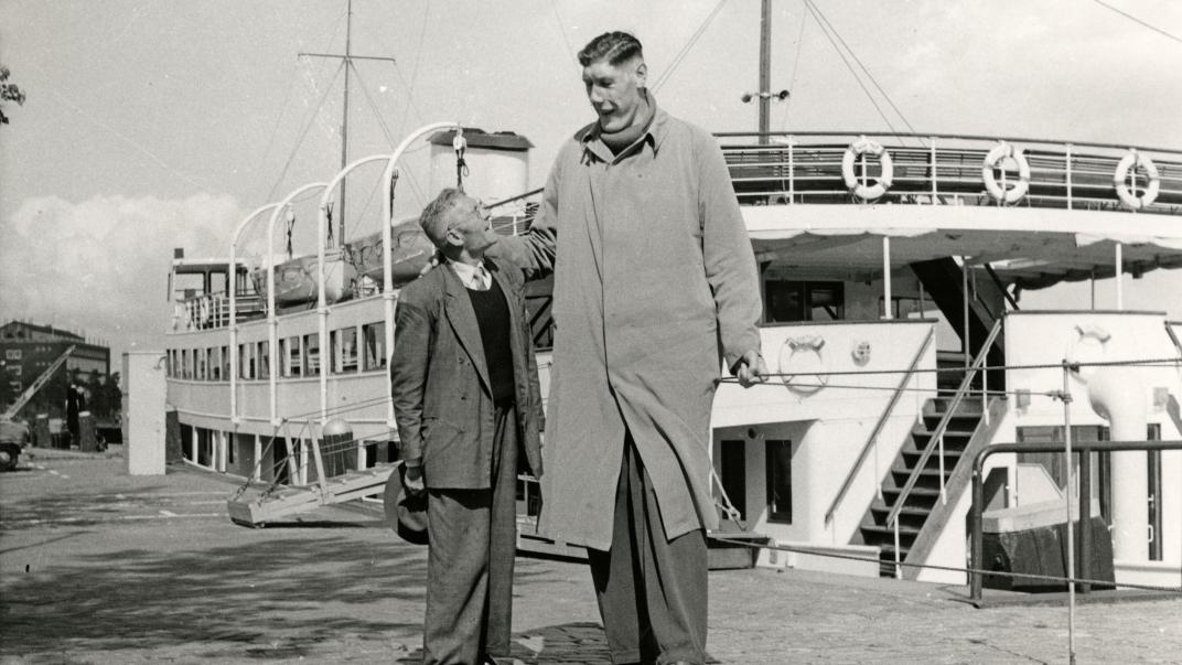  Rigardus Rijnhout poseert op de kade. M.A.J. Hanse