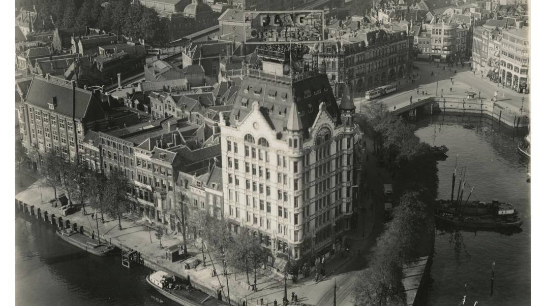 Luchtopname van de omgeving van het Witte Huis, met rechts de Oudehaven, links een gedeelte van de Wijnhaven en op de voorgrond Jan Kuitenbrug. Foto KLM Aerocarto (1925).