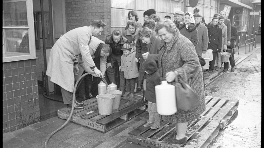 Vanwege het hoge zoutgehalte in het kraanwater halen Rotterdammers begin 1963 hun drinkwater bij een distributiepunt. 