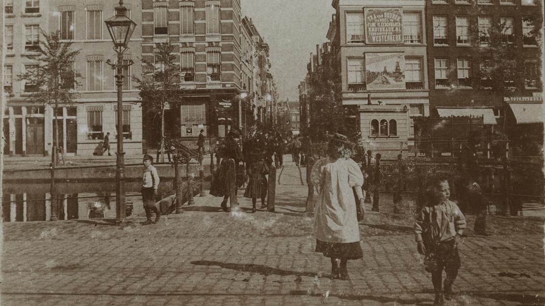 Het "Comediebruggetje" over de Coolvest, 1900.