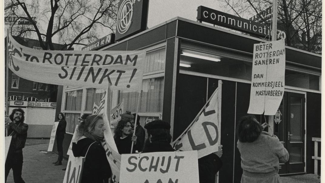 Protest van het "Ludiek Creatief Sabotage Centrum" tegen C'70. De protesteerders bij het C'70 kantoor aan het Kruisplein.