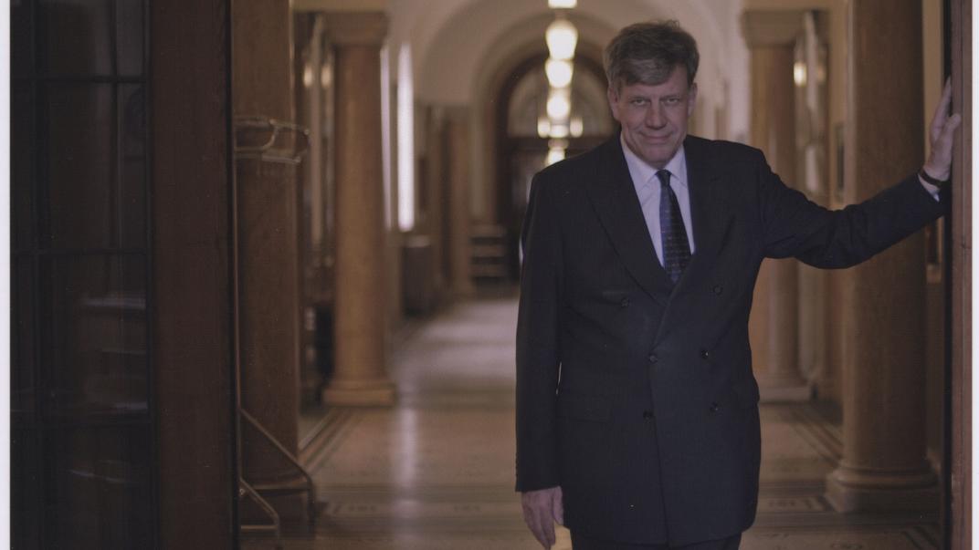 2008: Burgemeester Opstelten in de gangen van het Rotterdamse stadhuis. Fotograaf Enno Rijpma.