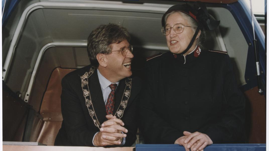 4 april 1995: Burgemeester Peper en luitenant-kolonel Bosshardt poseren in de door de Rotary club Nieuwerkerk a/d IJssel aan het Leger des Heils geschonken bus. Fotograaf onbekend. Collectie 4100, 1995-1203-kl