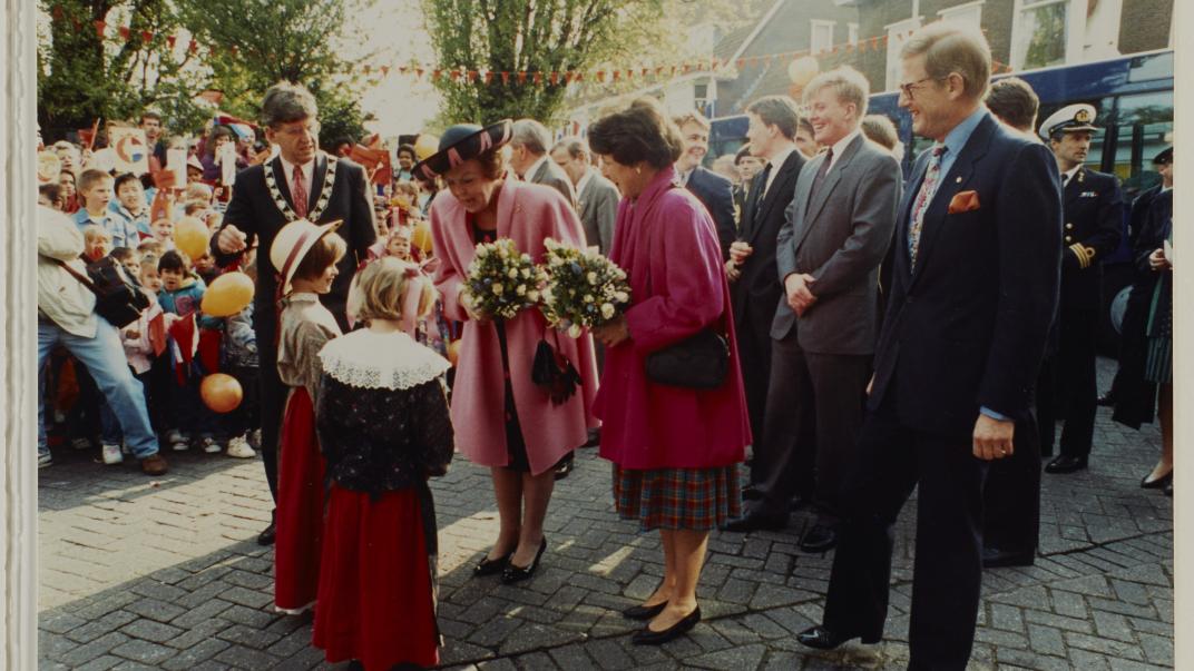 Koninginnedag 1992, bezoek aan Rotterdam (o.a. Overschie). Het album is afkomstig uit het archief van Bram Peper. 