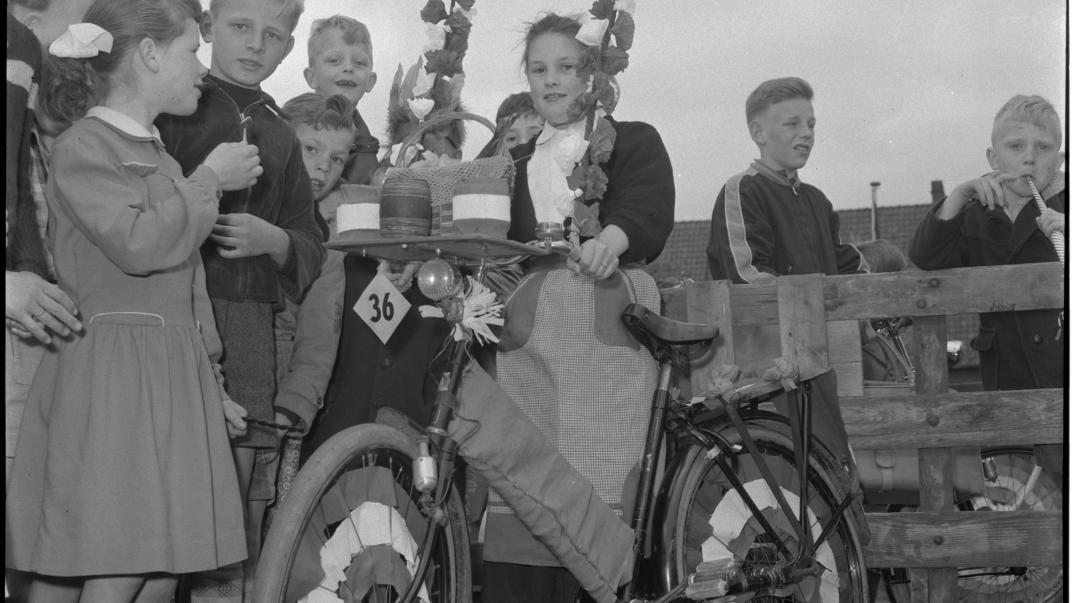 Meisje met versierde fiets ter gelegenheid van Koninginnedag, 1957. Collectie 4121, 560-4. Fotograaf Ary Groeneveld