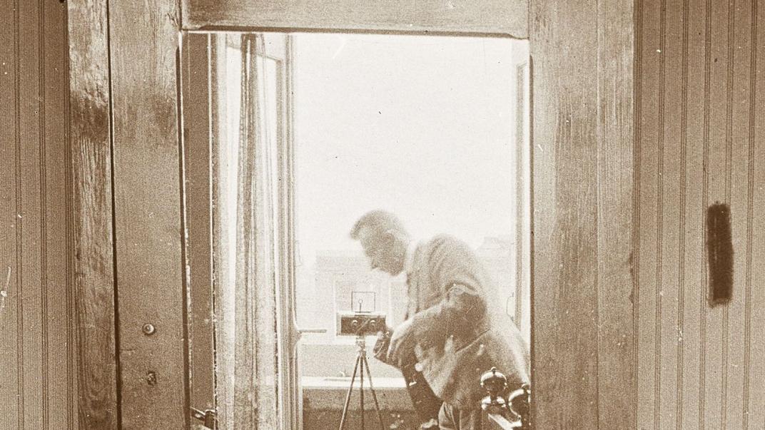 Zelfportret van F. Grimeijer in een spiegel