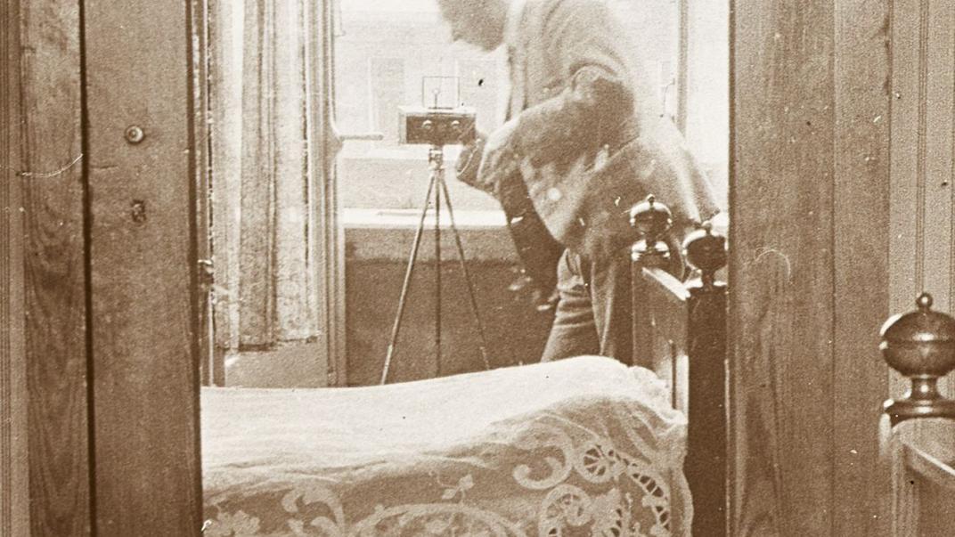 Zelfportret van F. Grimeijer in een spiegel