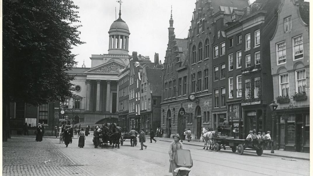 De Gedempte Botersloot en het stadhuis aan de Kaasmarkt, 1913. Collectie Topografie 4202_IX-868
