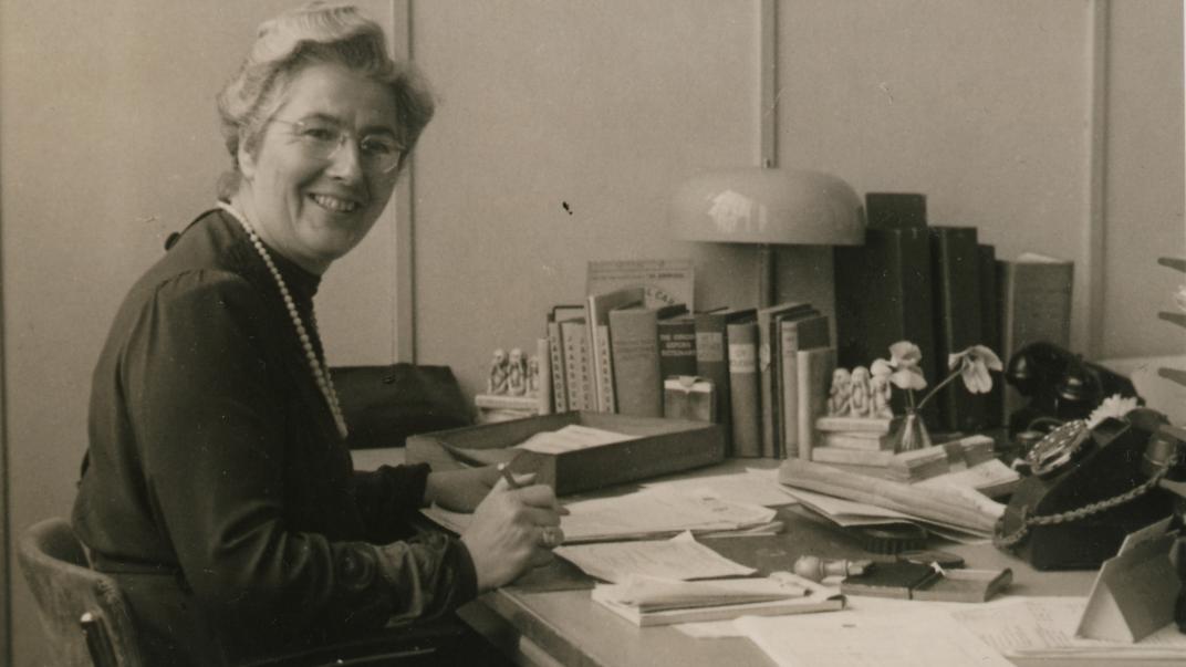 Annie van der Made aan haar schrijftafel