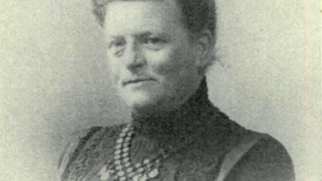 Portret van Elisabeth Baelde (1859-1947), rond de vorige eeuwwisseling de drijvende kracht achter de Rotterdamse tak van Tesselschade-Arbeid Adelt. Foto uit het Rotterdams Jaarboekje 1948