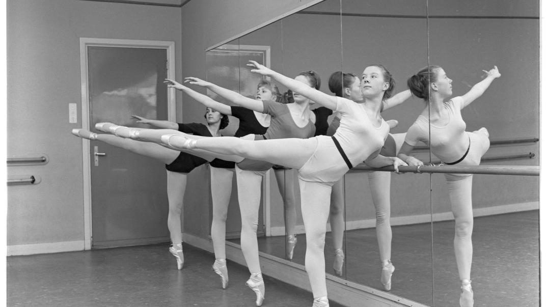 Dansacademie aan de Voorschoterlaan in 1964. Foto: Fototechnische Dienst Rotterdam. collectie 4204, nr. 24025.