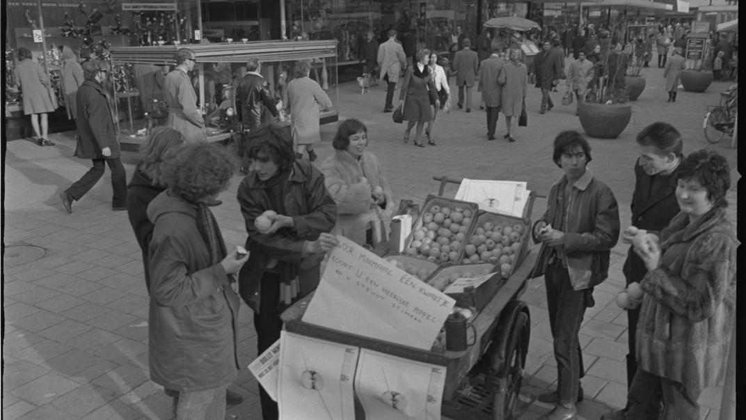 Leden van actiegroep Dolle Mina verkopen op de Lijnbaan appels voor Stimezo. Foto: Ary Groeneveld, collectie 4121, documentnr. 22308-3-10-01