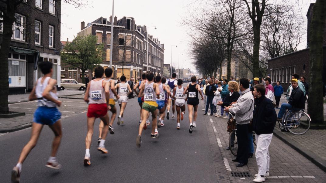 Rotterdam Marathon 1989 over de Nieuwe Crooswijkseweg.