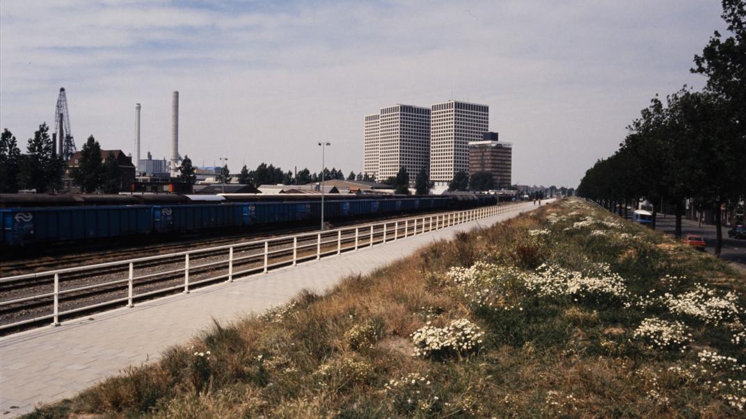 het rangeerterrein aan de Vierhavensstraat met middenachter de Marconitorens en rechts de Hudsonstraat.