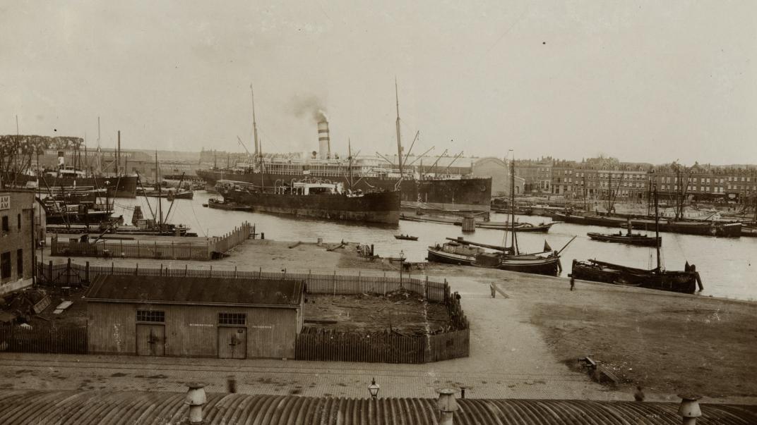 De Rijnhaven. Op de voorgrond het pand van de Vriesseveem. 