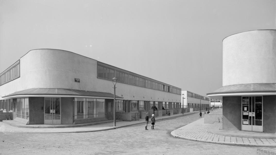 De Heer Arnoldstraat in de Kiefhoek gezien vanaf het Hendrik Idoplein. 1930 Fotocollectie Algemeen NL-RtSA_4100_1978-3485