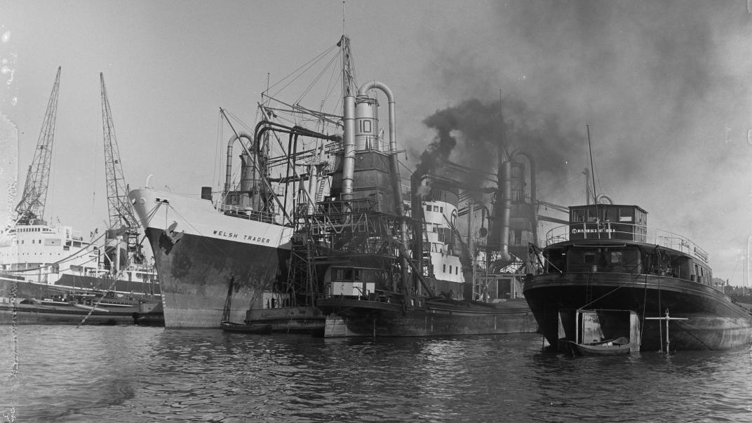 Met een graanelevator van de GEM wordt het schip Welsh Trader in de Maashaven gelost, 27 september 1957. NL-RtSA_4147_THO-3731