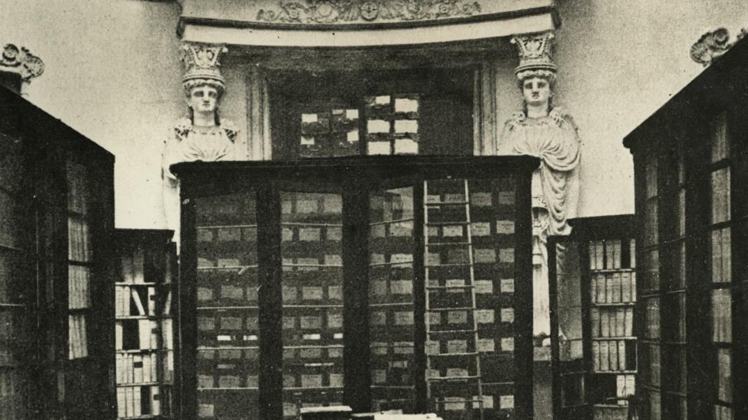 De Rotondezaal in het Stadhuis aan de Kaasmarkt die diende als archiefbewaarplaats voor o.a. kaarten en tekeningencollectie van de Stad Rotterdam, ca. 1905