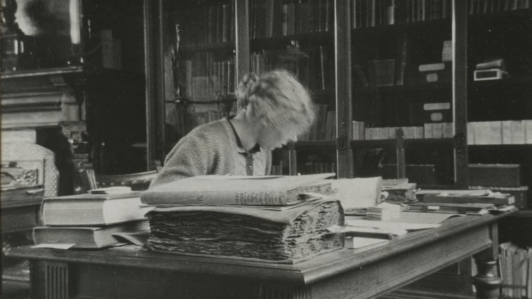 Annie Kersbergen aan het werk in het archief, 1931. Collectie 4202_XXI-17-01-3
