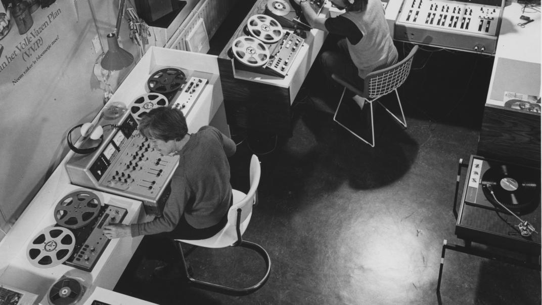 Interieur van de geluidstudio van het Gemeentearchief in 1973. Met medewerkers Alida Spijkman-Visser en René van Broekhoven