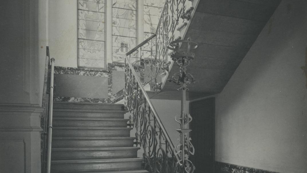 Het trappenhuis van het administratiegebouw  van het Gemeentearchief aan de Mathenesserlaan. Collectie Topografie. NL-RtSA_4202_XXI-12-2