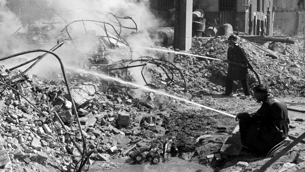 Nabluswerkzaamheden in de Wijnstraat ter hoogte van het pand van de Bank voor Handel en Scheepvaart. Eind mei 1940. NL-RtSA_4156_1980_5035
