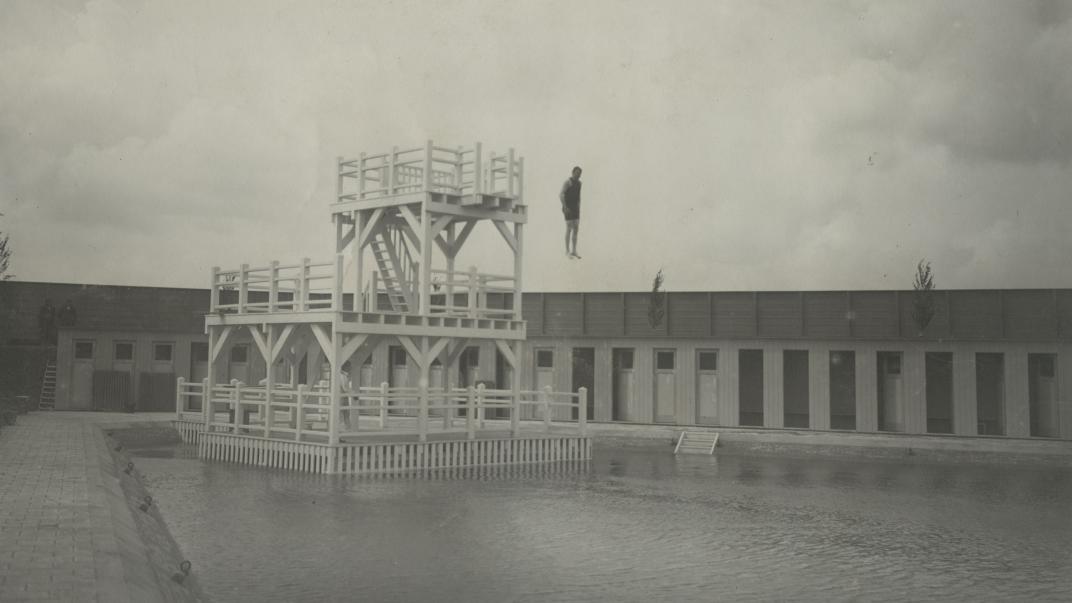 Het bassin voor mannen met duiktoren in het zwembad in de Koushaven. 1912.
