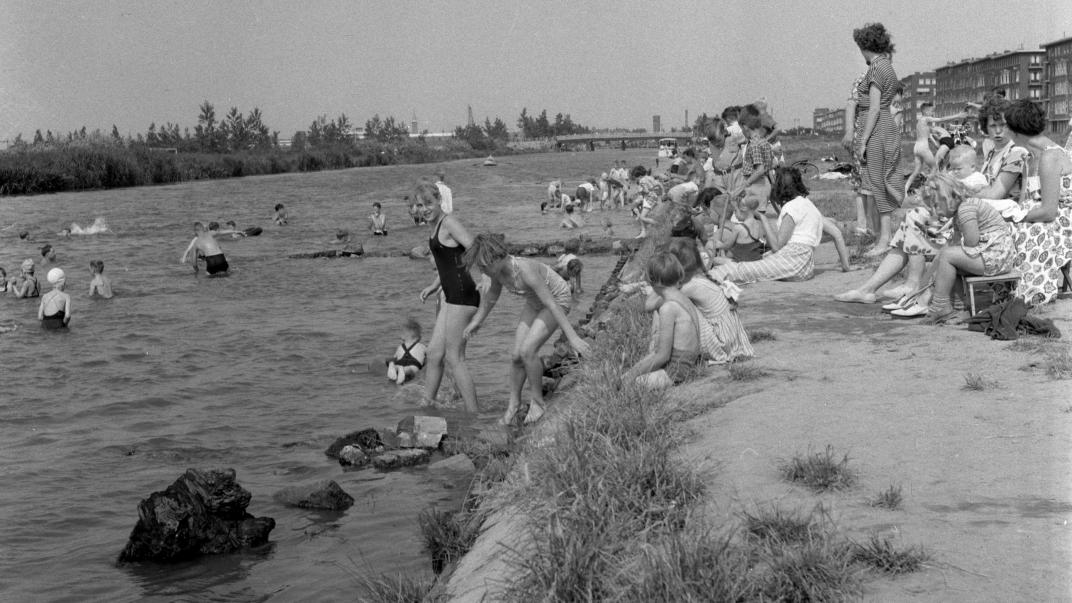 Zwemmen in het Noorderkanaal langs de Gordelweg ter hoogte van de Statenweg. 1953