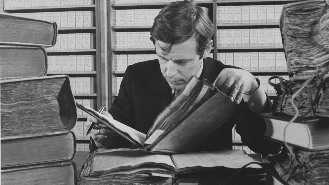 Een bezoeker van het Gemeentearchief Rotterdam aan de Mathenesserlaan bladert in archiefstukken, 1973.Nummer in collectie: NL-RtSA_4202_1973-1967